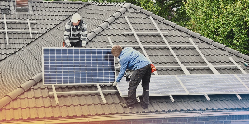 Montage von Solarmodulen auf Hausdach – Photovoltaik Münster für privaten Strom vom eigenen Dach.