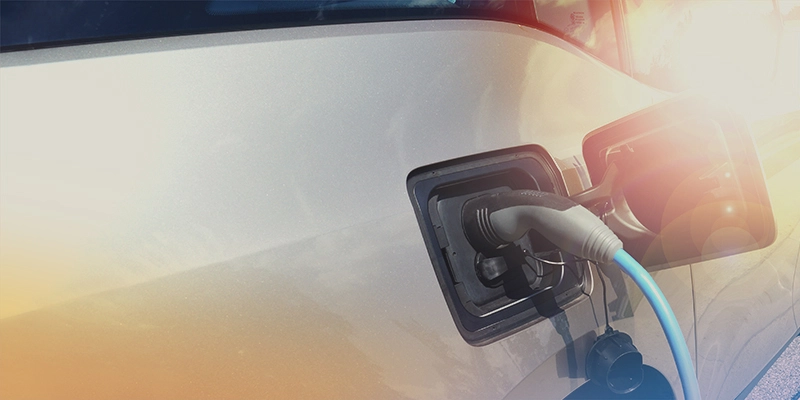 Elektroauto wird mit Sonnenstrom geladen – Photovoltaik Münster für umweltfreundliche Mobilität mit Wallbox.